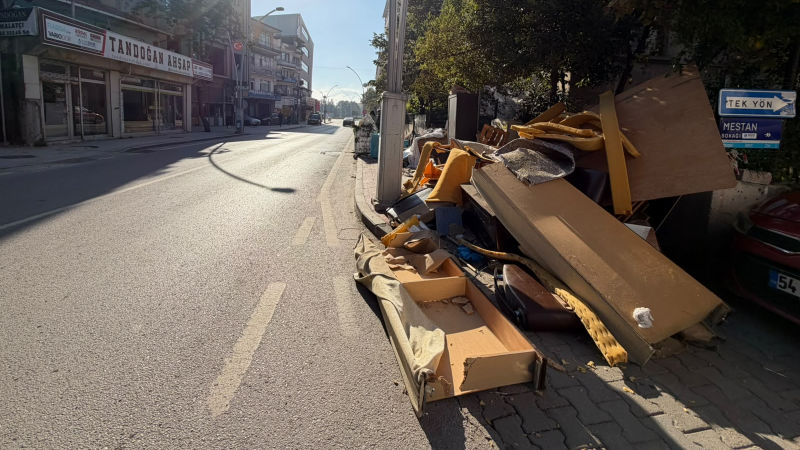 Otobüs durağına bırakılan eşyalar tepki çekti