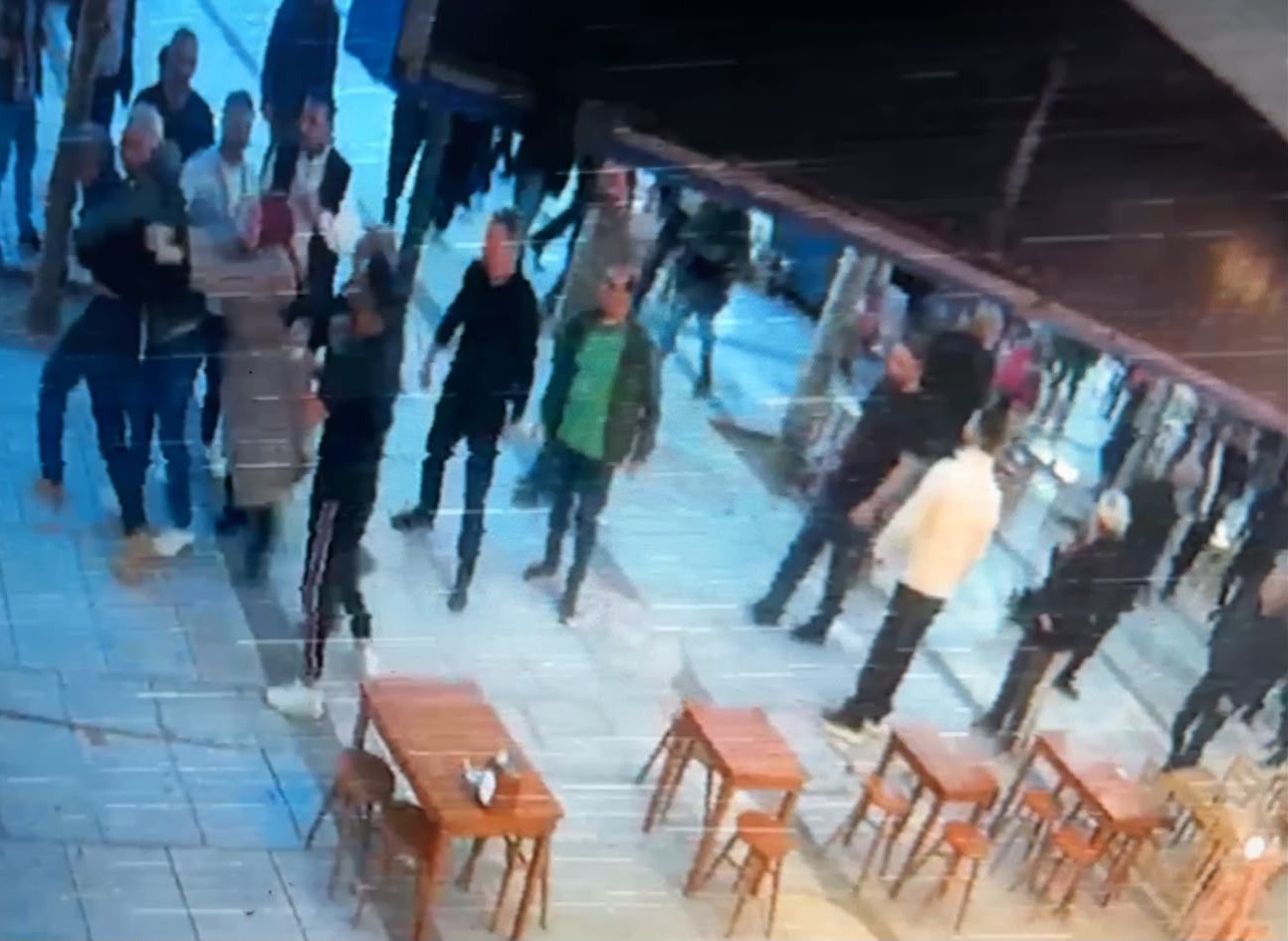 17 yaşındaki kıza saldıran şahıs, vatandaşın gazabına uğradı: O anlar kamerada
