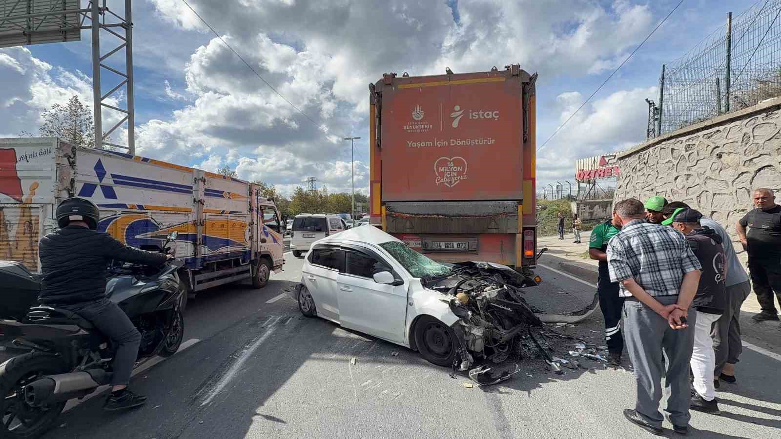 Arnavutköy’de 3 araçlı kaza: Otomobil hurda yığınına döndü, sürücü hafif yaralı kurtuldu
