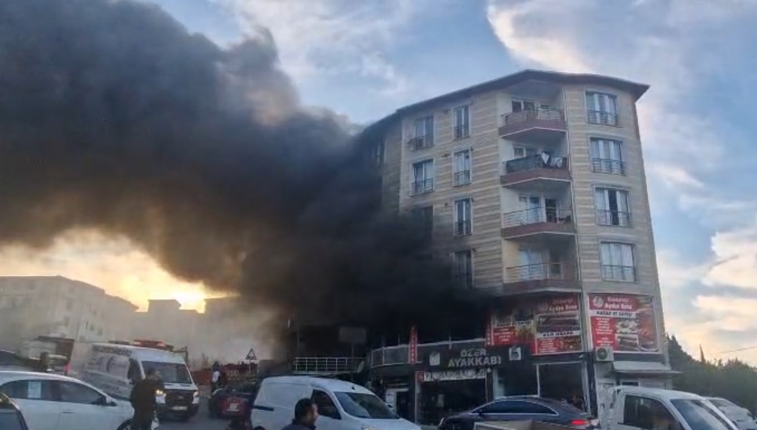 Arnavutköy’de restorandaki yangın korkuttu
