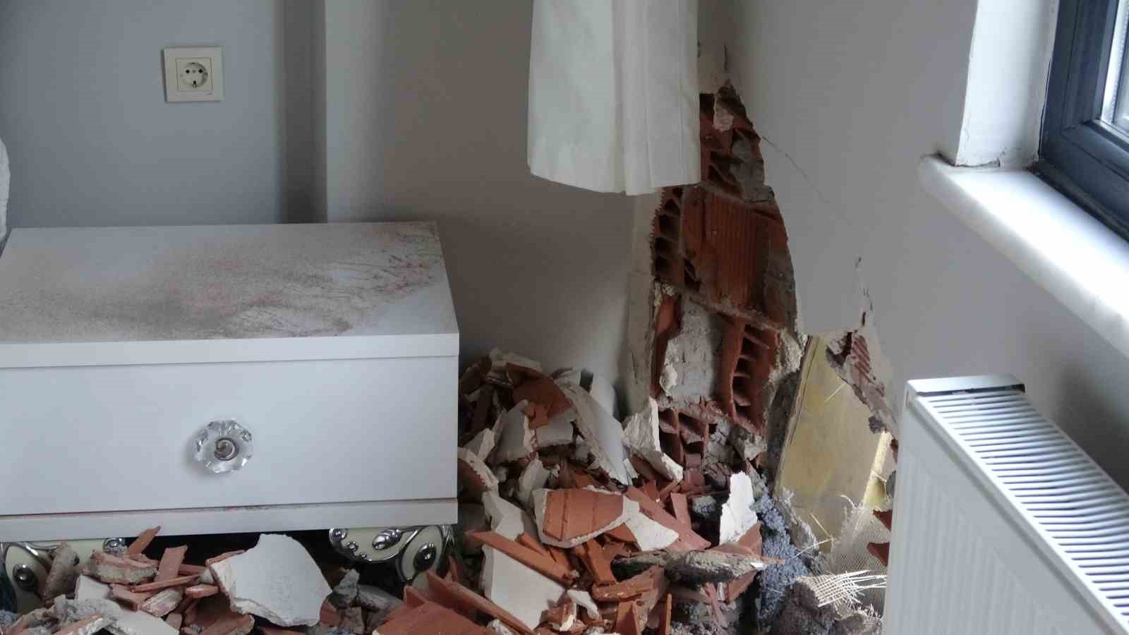 Pendik’te hafriyat kamyonu binaya çarptı: 1 yaralı

