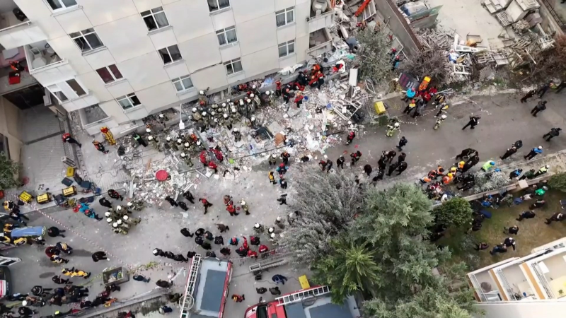 Maltepe’de 7 katlı binanın 3 katı çöktü: 5 kişi kurtarıldı