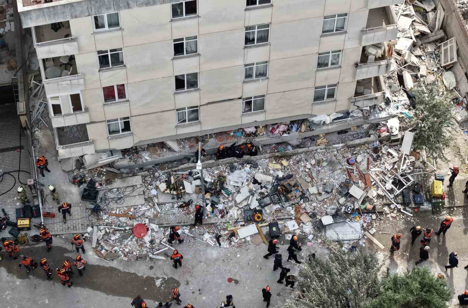 İstanbul Valiliği: "Maltepe’de 2 kişi hayatını kaybetti, 2 kişiyi arama kurtarma çalışmaları sürüyor"
