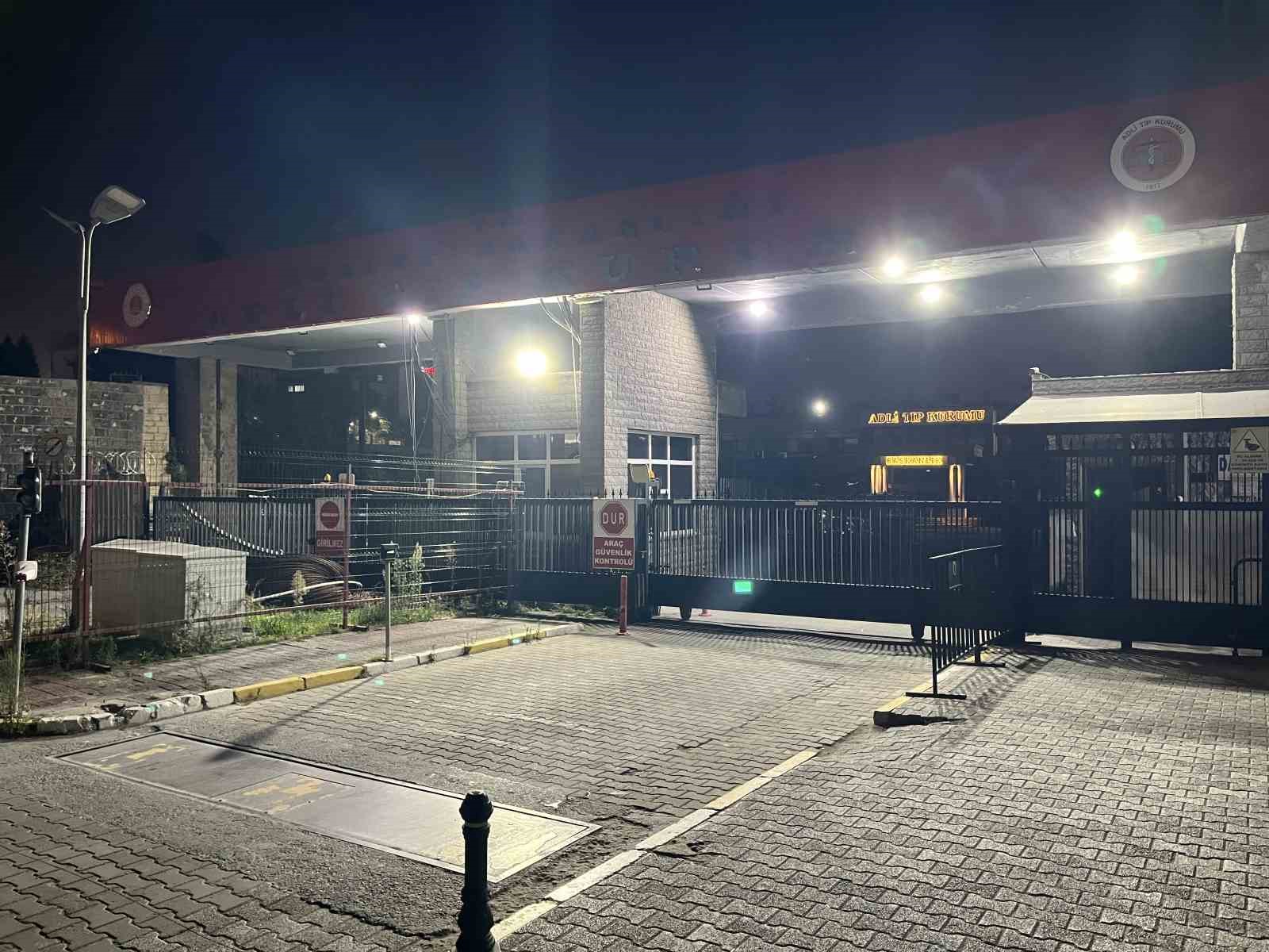 Maltepe’de çöken binada hayatını kaybeden 2 kişinin cenazeleri Adli Tıp Kurumu’na getirildi
