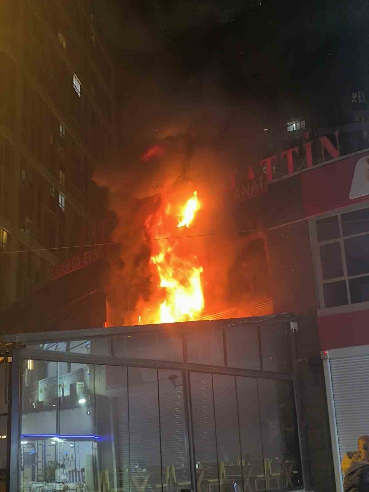 Esenyurt’ta iki katlı iş yerinde yangın: 1 yaralı
