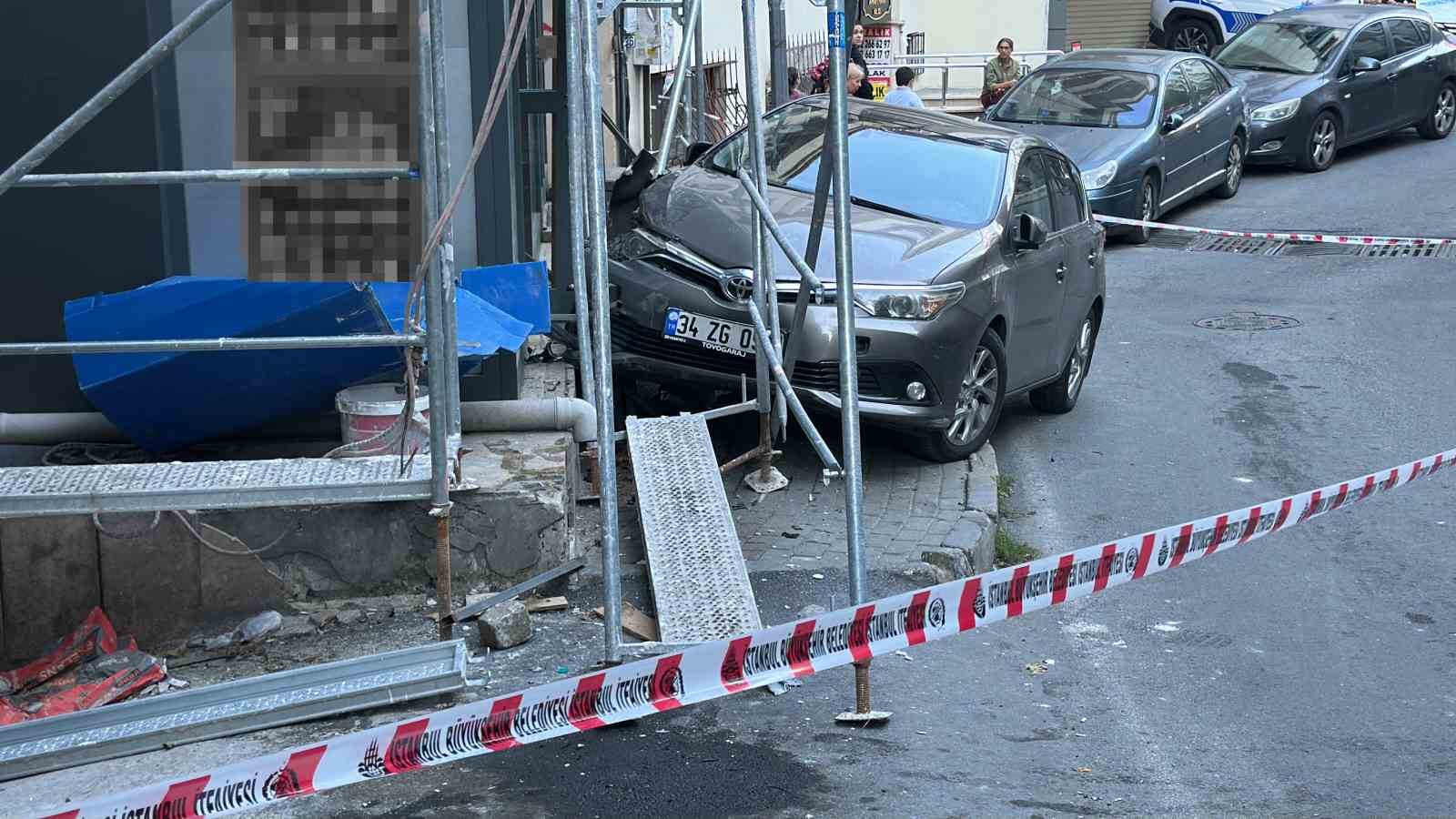 Şişli’de kontrolden çıkan otomobi, araç ve yayaya çarptı: 1 yaralı
