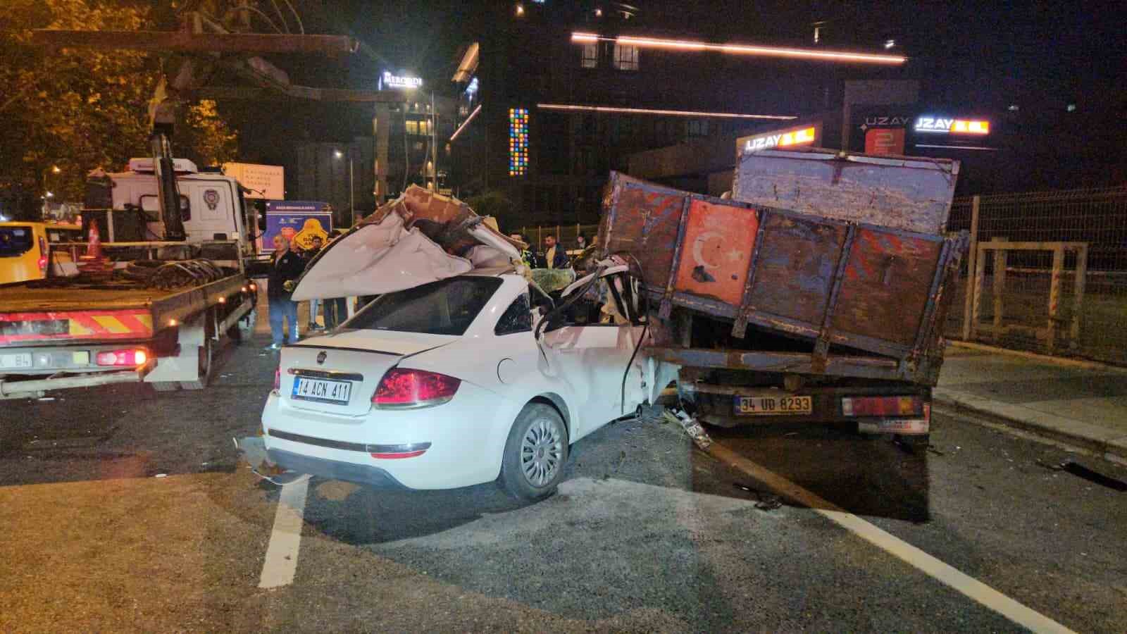 Beyoğlu’nda makas atan alkollü sürücü kamyonun altına girdi: 3 yaralı
