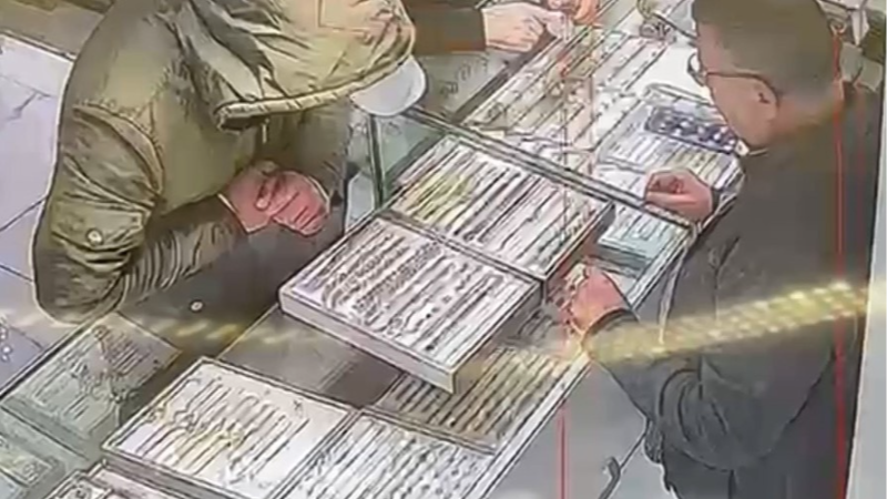 Sahte altınla kuyumcuyu oyaladı, bilekliği çalıp kaçtı