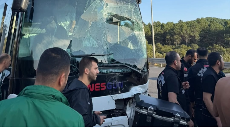 Kocaelispor taraftarlarını taşıyan otobüs kaza yaptı