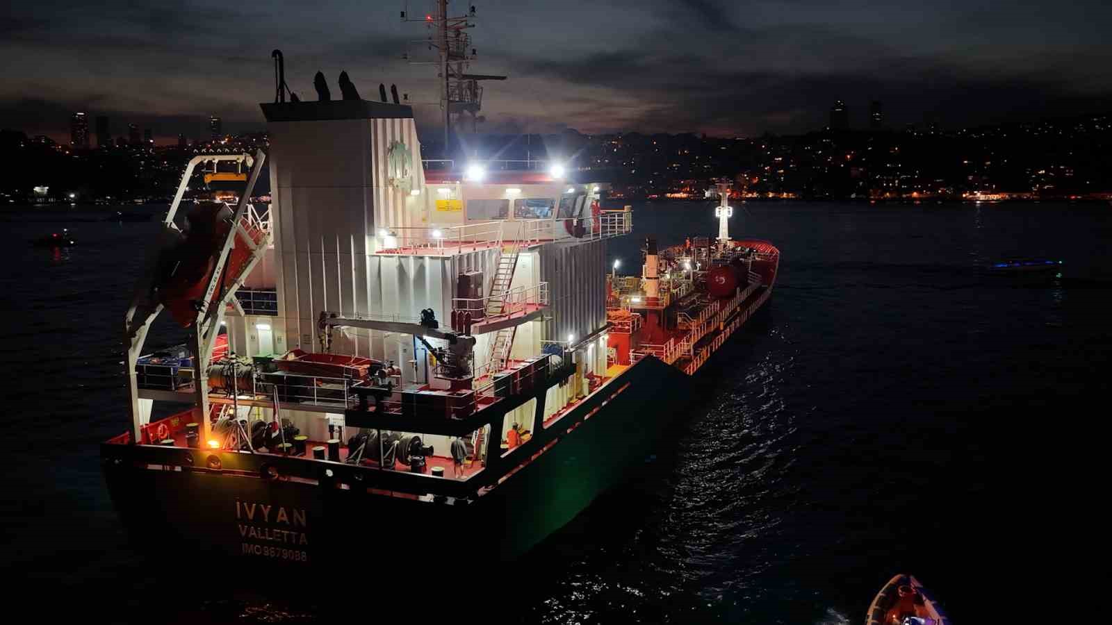İstanbul Boğazı’nda facianın eşiğinden dönüldü: Kimyasal madde taşıyan tanker kıyıya metreler kala durabildi
