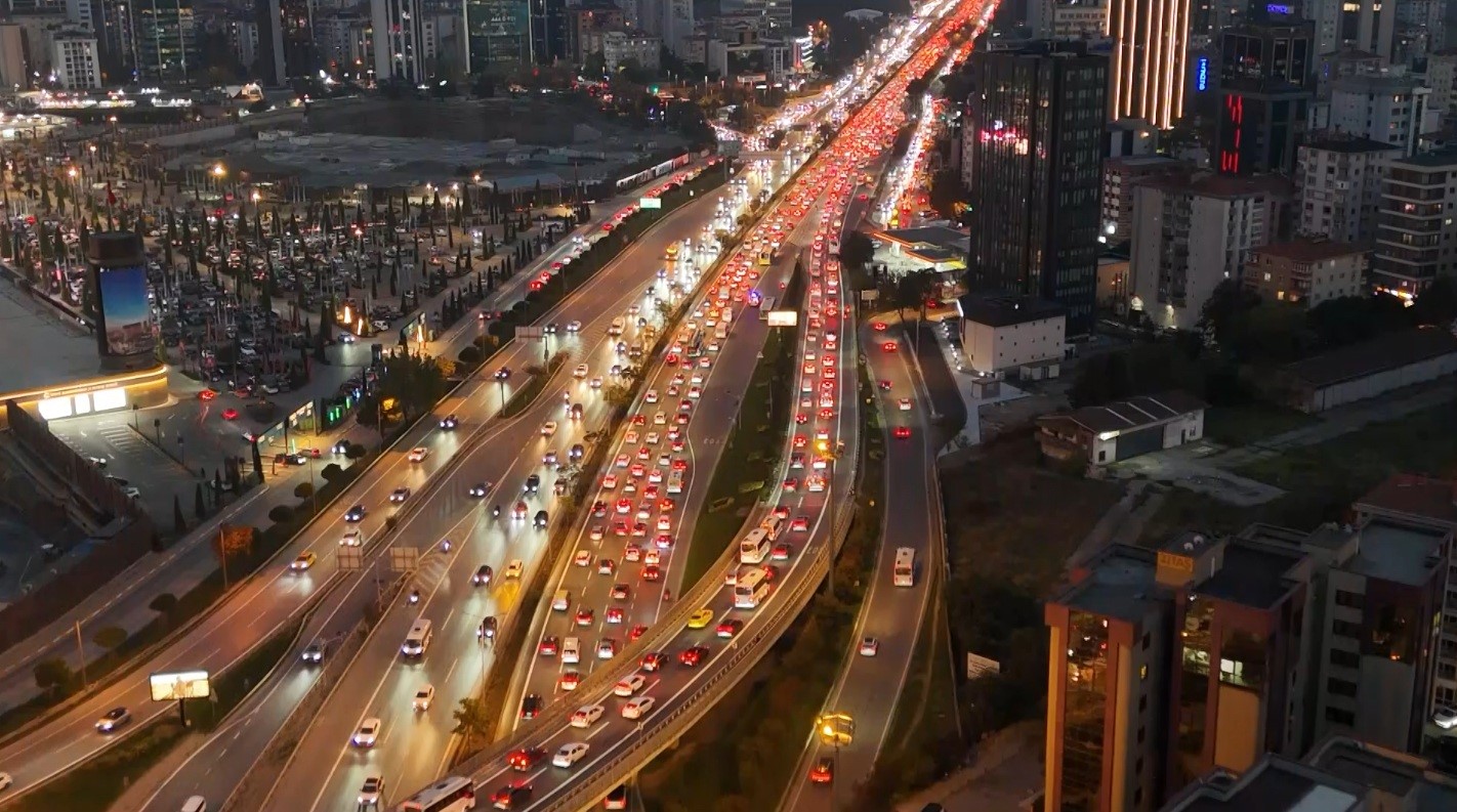 İstanbul’da trafik yoğunluğu yüzde 72 olarak ölçüldü
