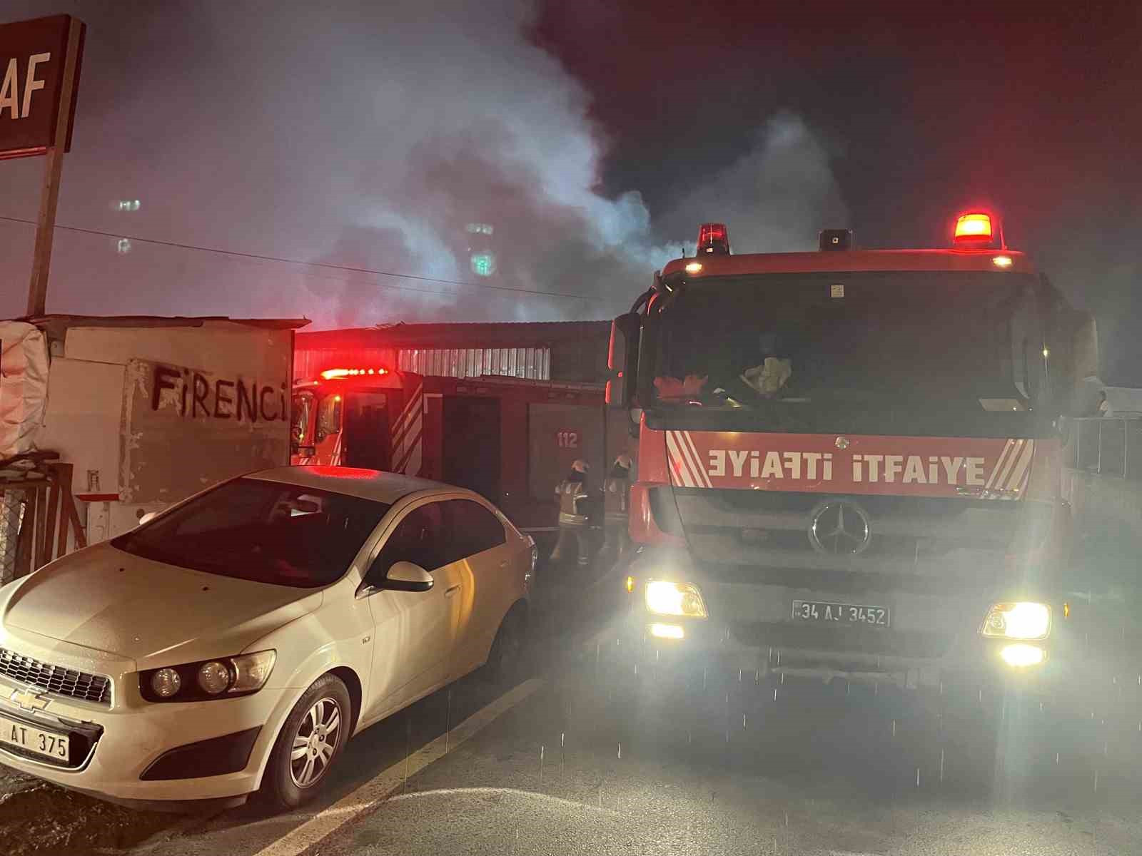 Esenyurt’ta tekstil üzerine iş yeri alev alev yandı
