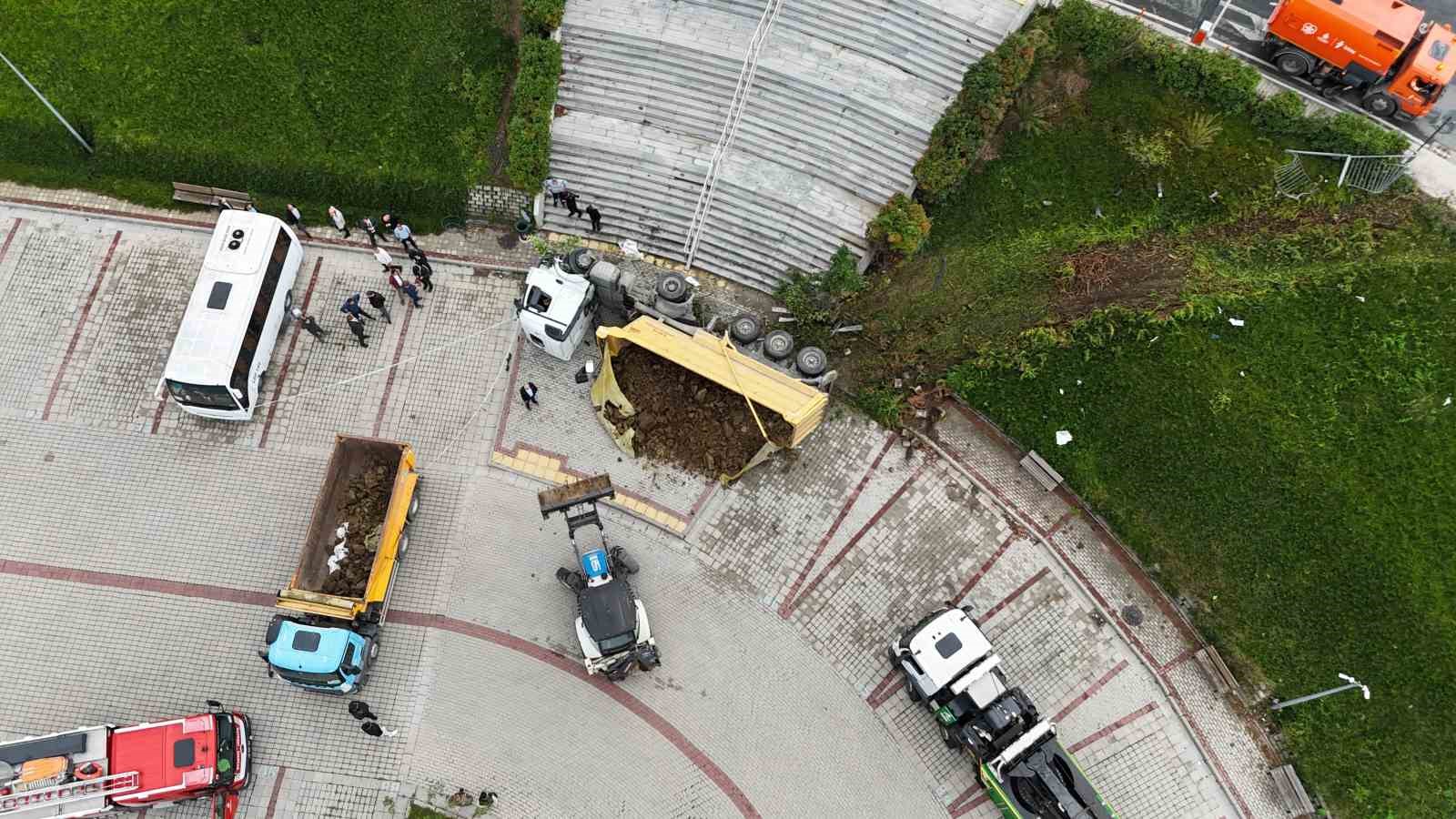 Hasdal yolunda bariyerlere çarpan hafriyat kamyonu, İSKİ önünde iki araca çarpıp otoparka düştü
