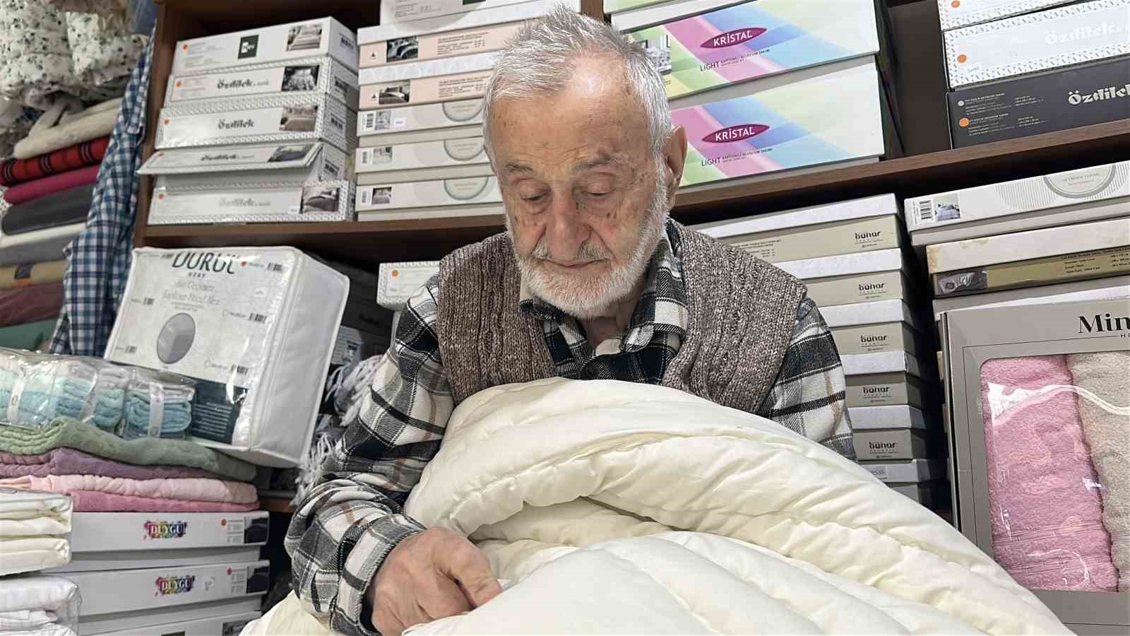 93 yaşındaki ’Yastıkçı Dede’ mesleğini 3 kuşakla geleceğe taşıyor