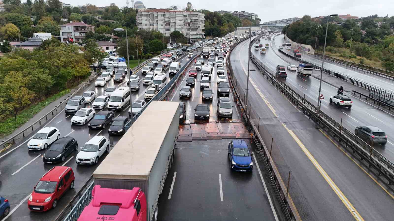 Küçükçekmece’de D-100’e derz kasisi konuldu, yağmurla birlikte trafik durma noktasına geldi
