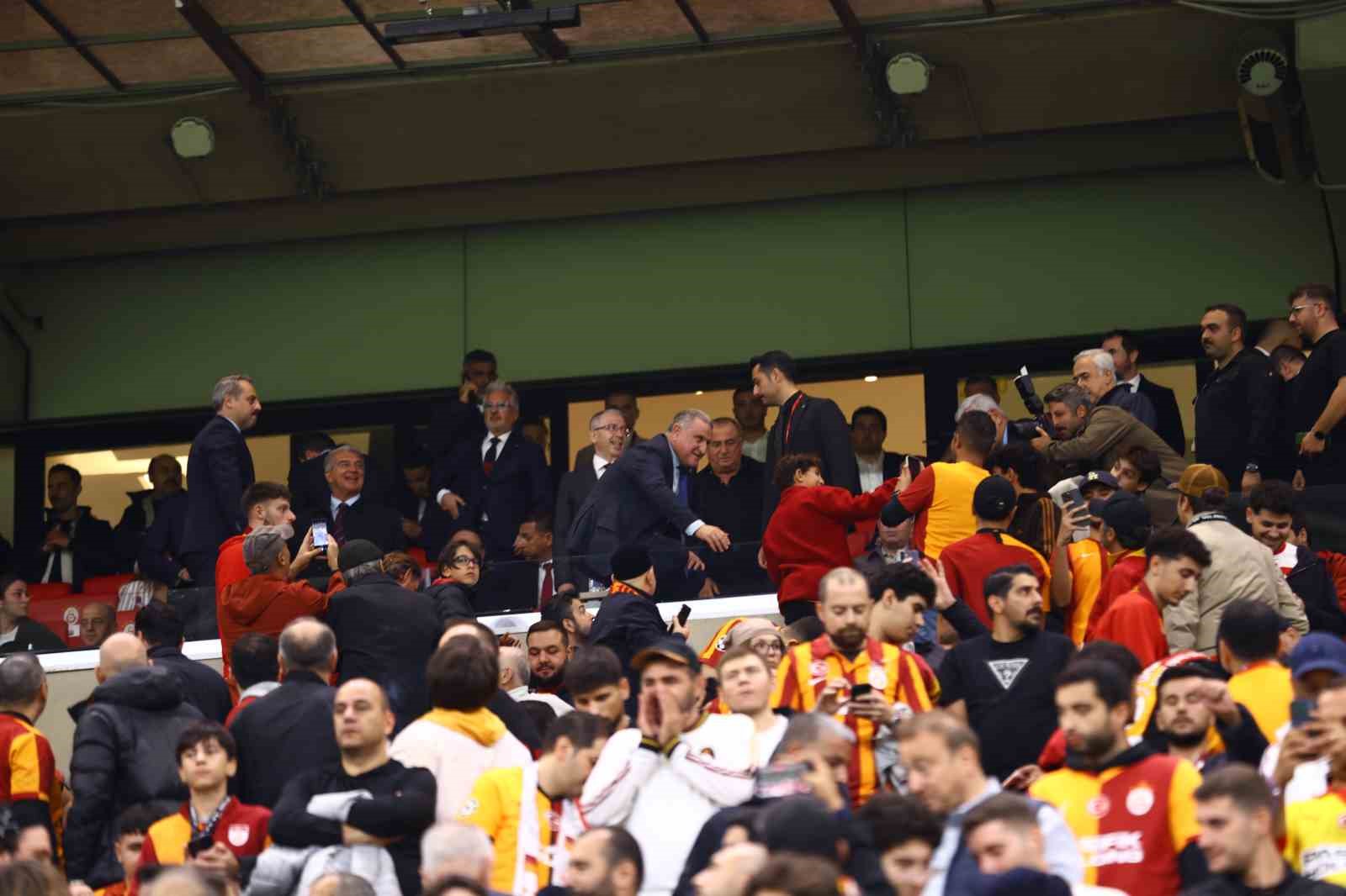 Bakan Osman Aşkın Bak, Galatasaray - Barcelona maçını izledi
