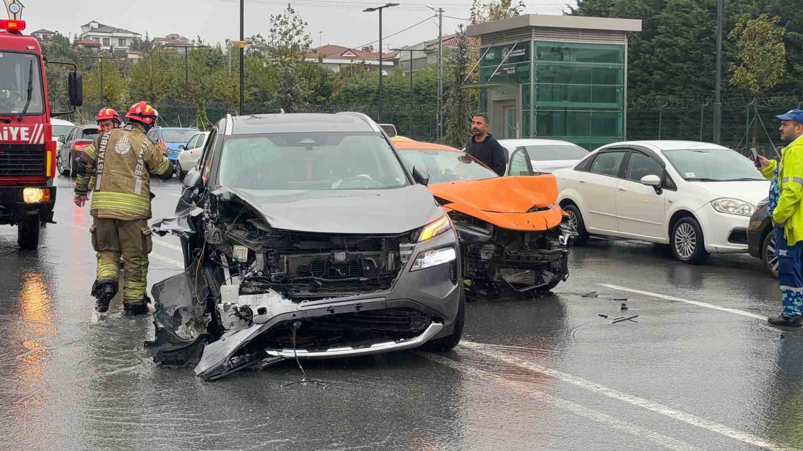 Arnavutköy’de sağanak yağışta 5 araç birbirine girdi: 2 yaralı
