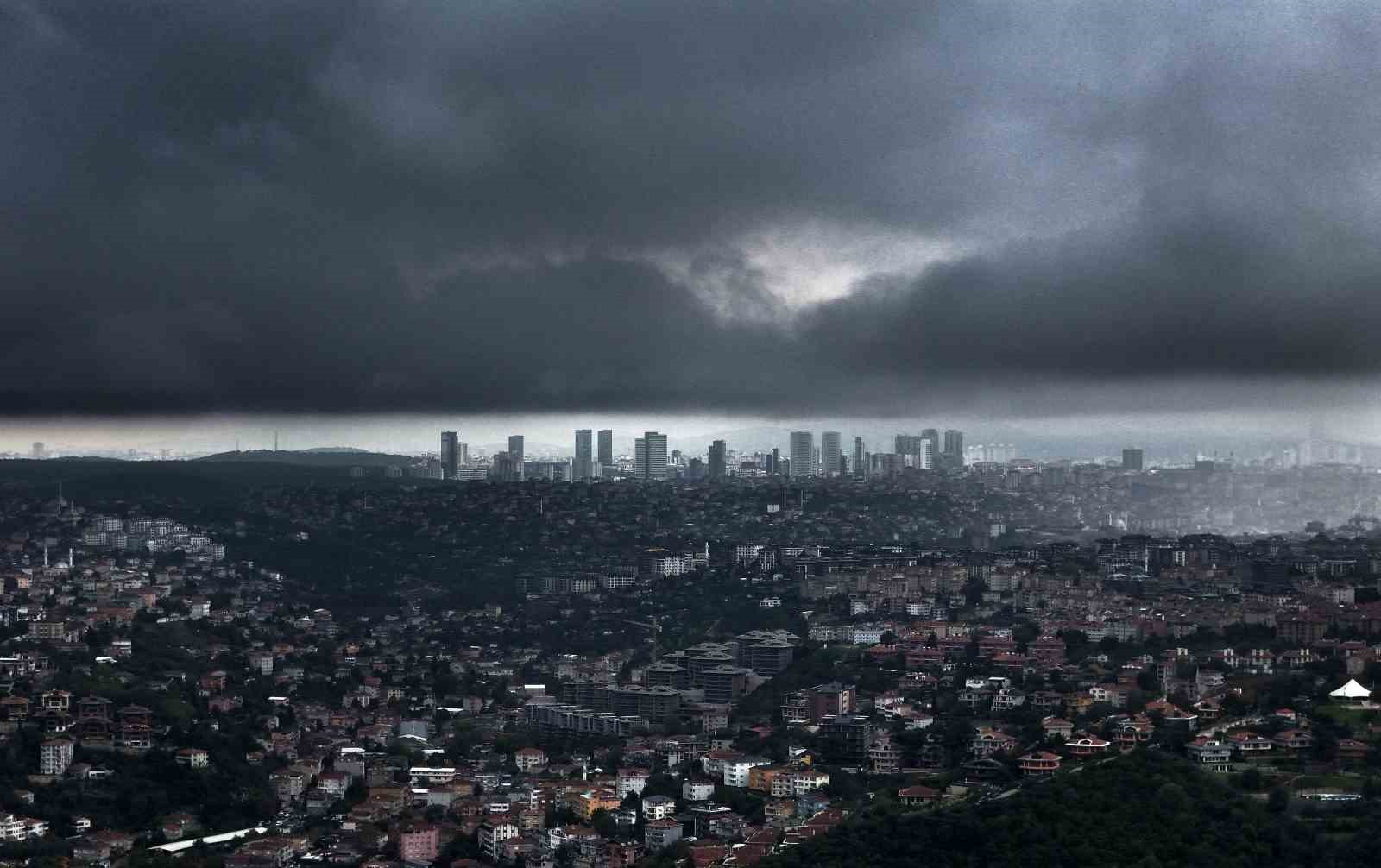 İstanbul’da hava karardı, yağmur bulutlarının girişi böyle görüntülendi

