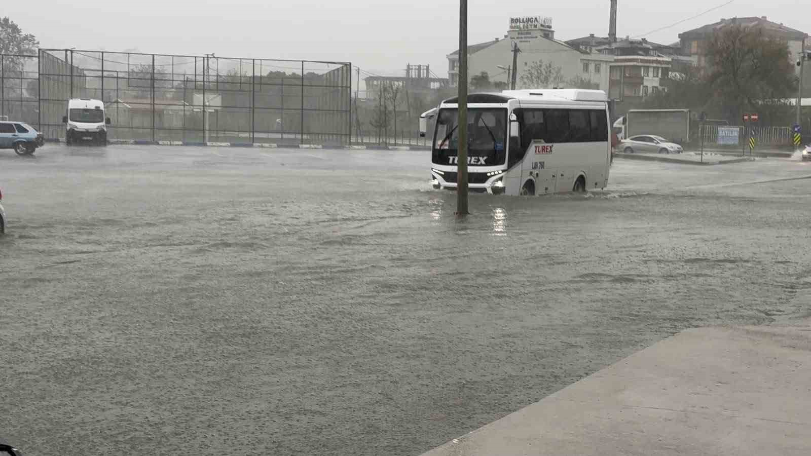 Arnavutköy’de dere taştı, yollar su altında kaldı

