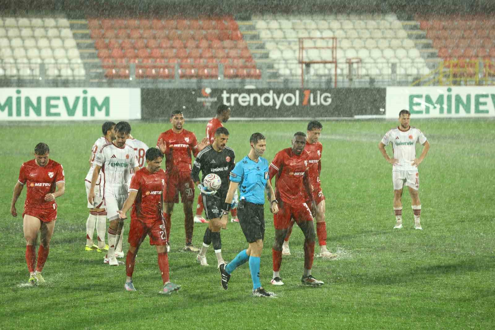 Trendyol Süper Lig’in 10. haftasında oynanan Ümraniyespor - Boluspor müsabakasında yoğun yağmur yağışı ve zeminin ağırlaşması sebebiyle müsabakaya 15 dakika ara verildi.
