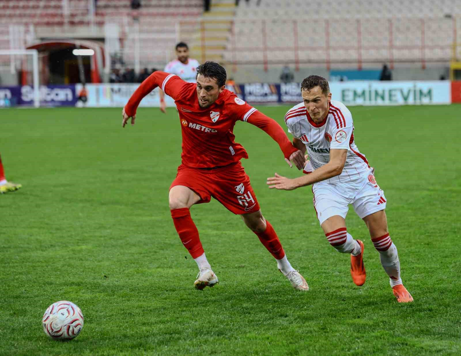 Ümraniyespor - Boluspor maçı yağmur nedeniyle yarıda kaldı
