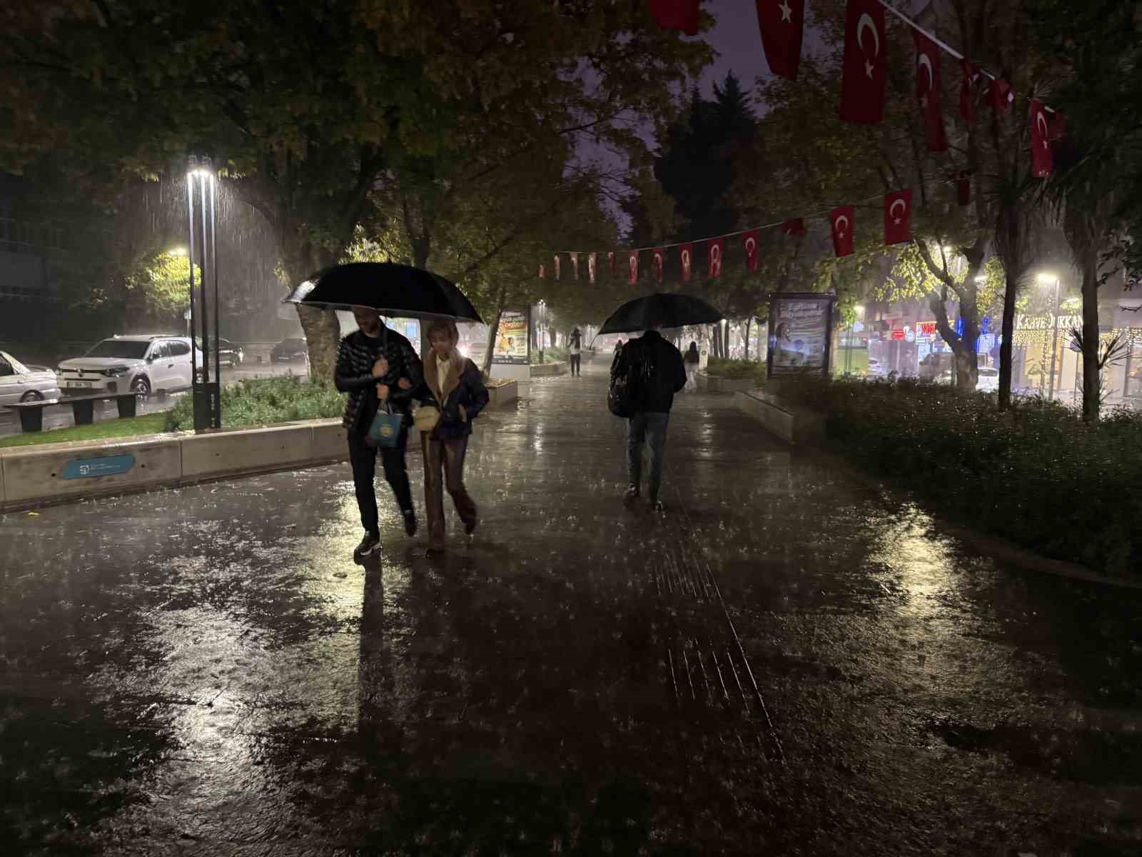 Kocaeli’de beklenen sağanak etkisini göstermeye başladı