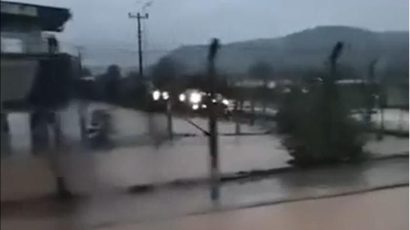 Sağanak etkisini sürdürüyor: Kışlayı su bastı