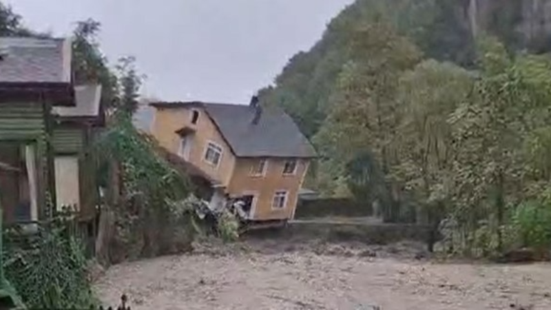 2 katlı ev dereye devrildi