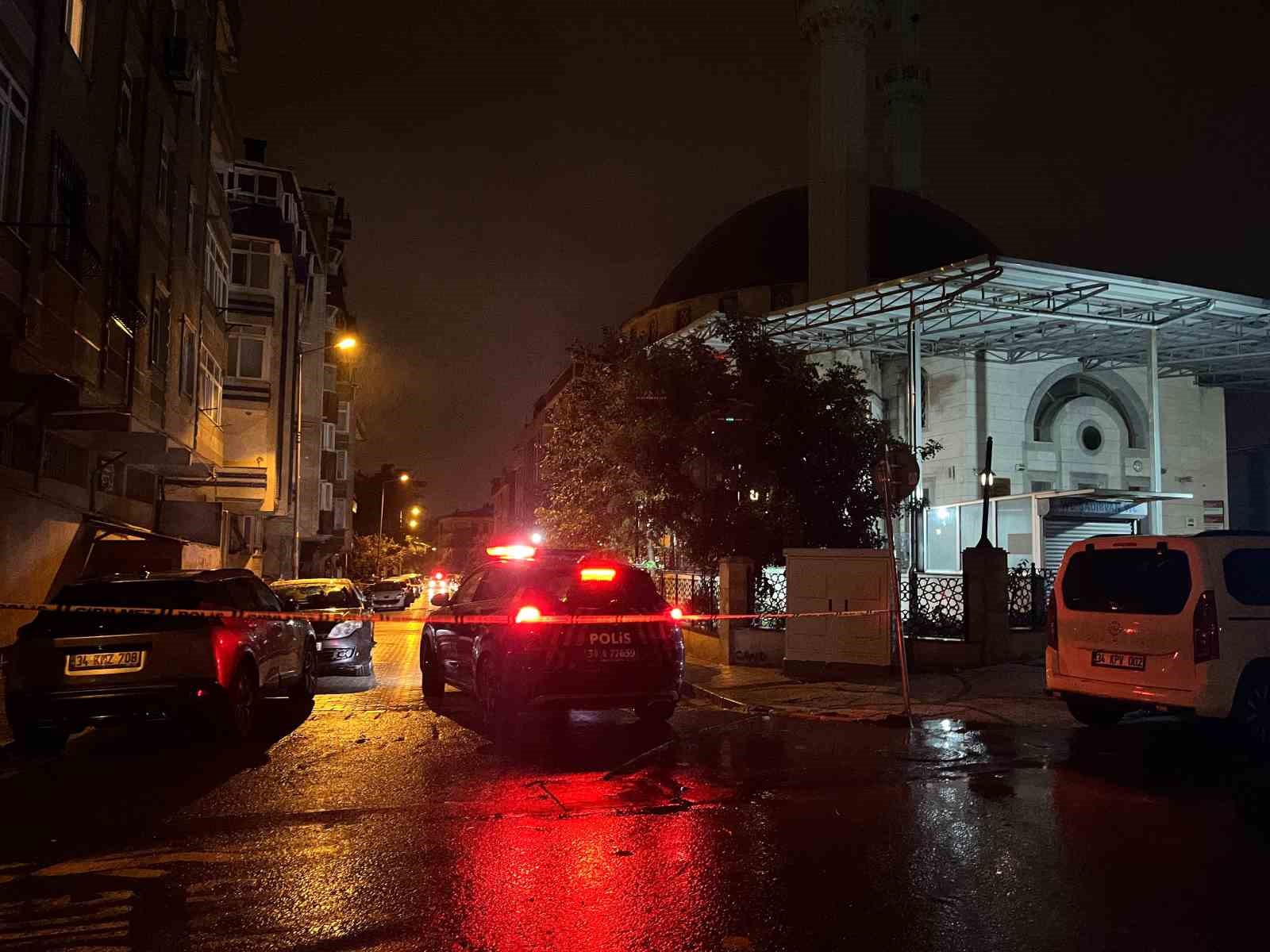 Küçükçekmece’de yağış sonrası minareden kurşun levhalar düştü, sokak trafiğe kapatıldı
