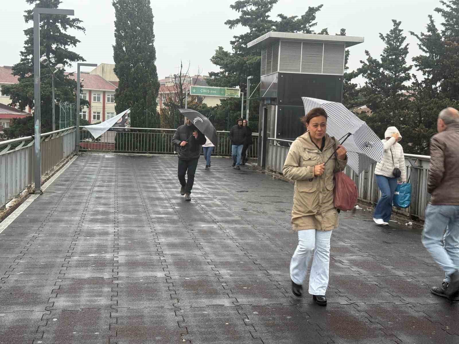 İstanbul’da trafik yoğunluğu oluştu, işe gitmek isteyen vatandaşlar zor anlar yaşadı
