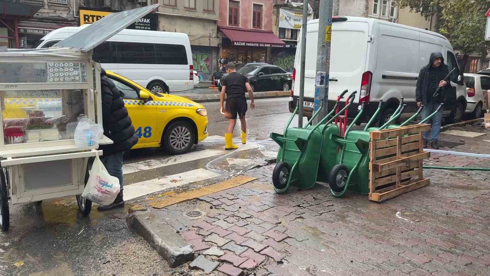 Beyoğlu’nda esnafın su baskınlarıyla mücadelesi: Akşam göle dönen yolu açtılar, sabah dükkanlarını temizlediler
