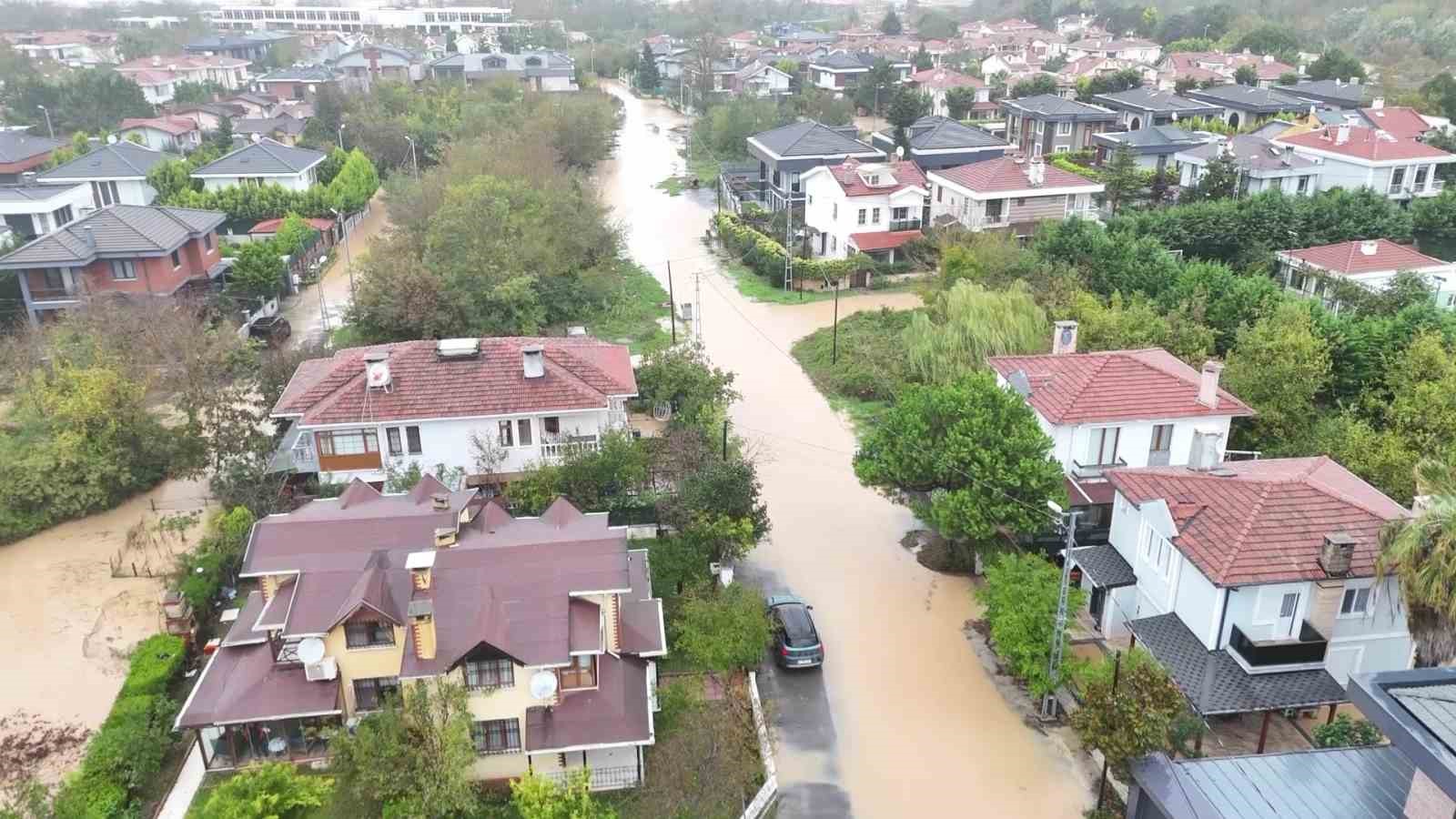 Şile’de sağanak yağış sonrası sokaklar göle döndü