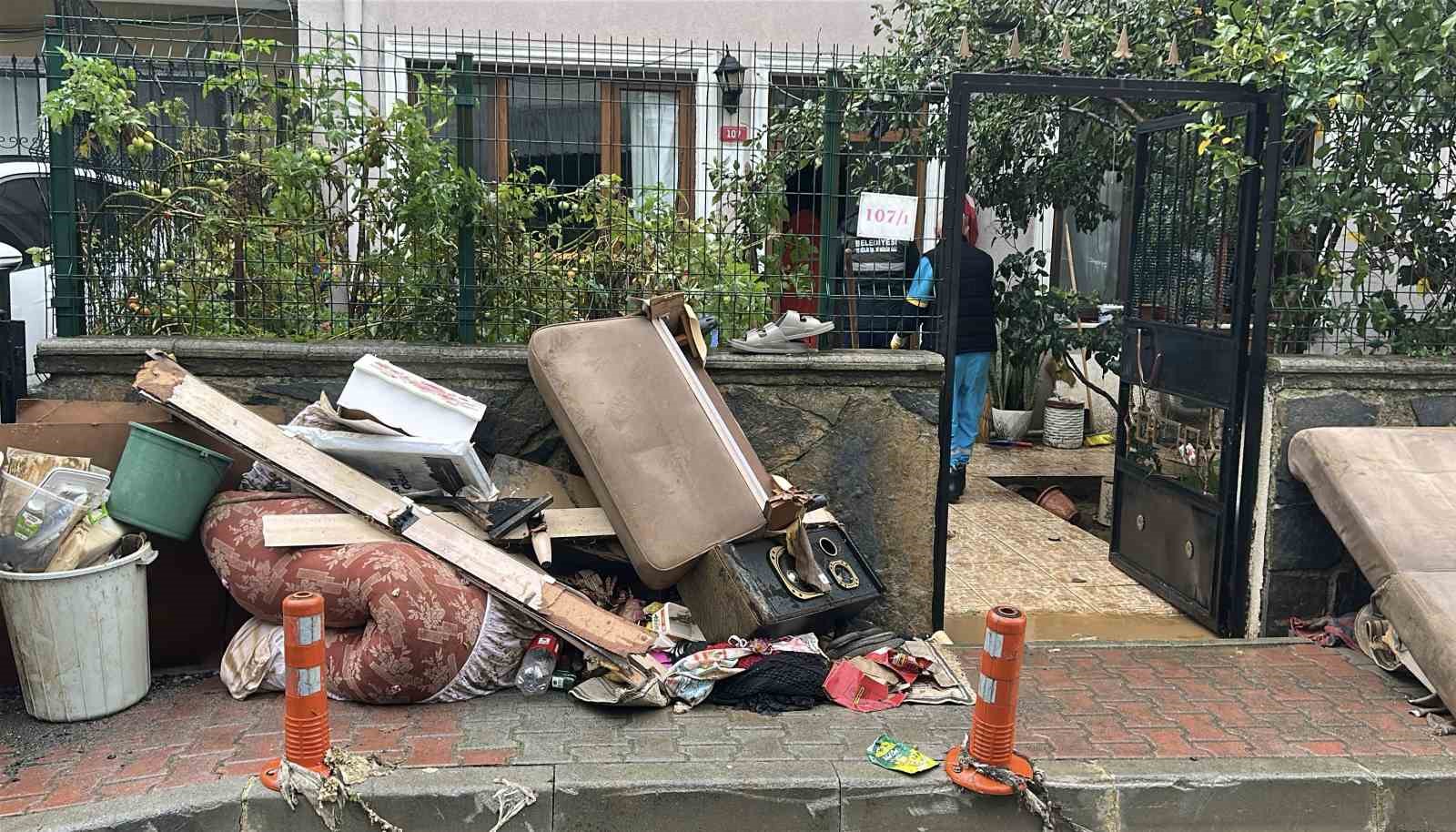 Beykoz’da su baskının bilançosu gün ağarınca ortaya çıktı: Sular altındaki eşyalar tahliye edildi