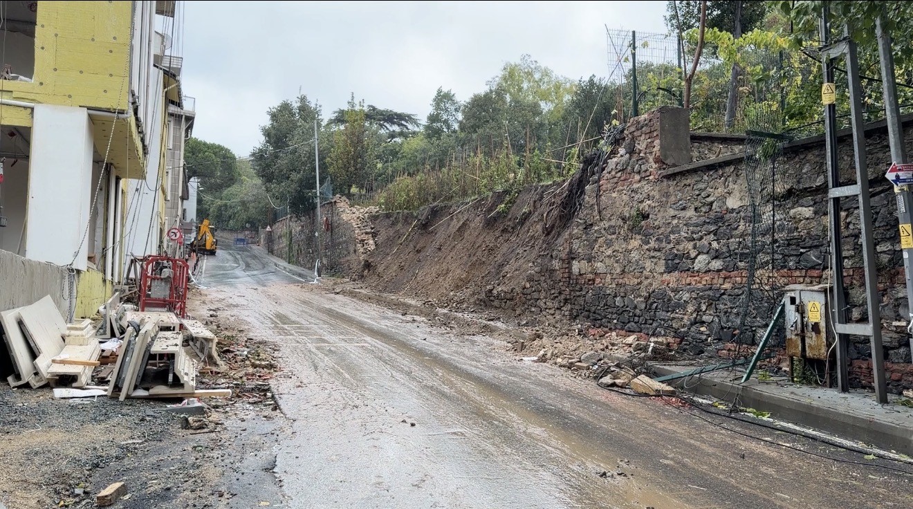 Beşiktaş’ta Naile Sultan Korusu’nun duvarı çöktü