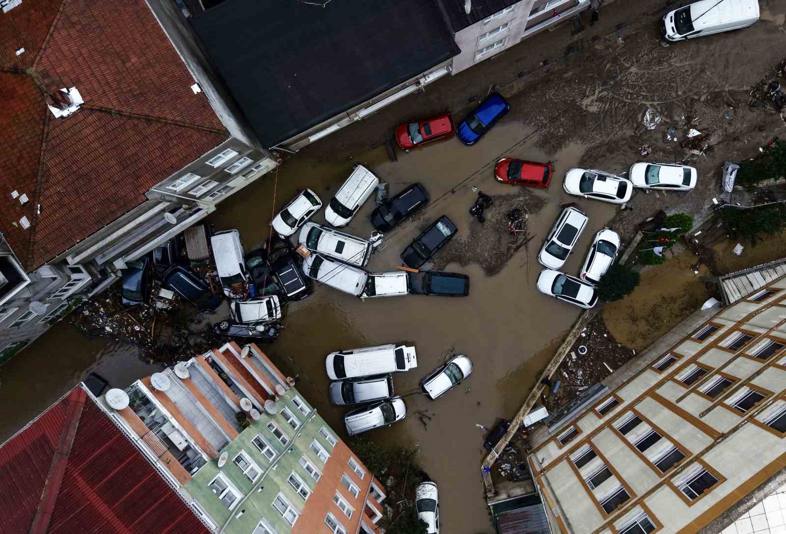 Fotoğraflarla İstanbul’da sel sonrası hasar