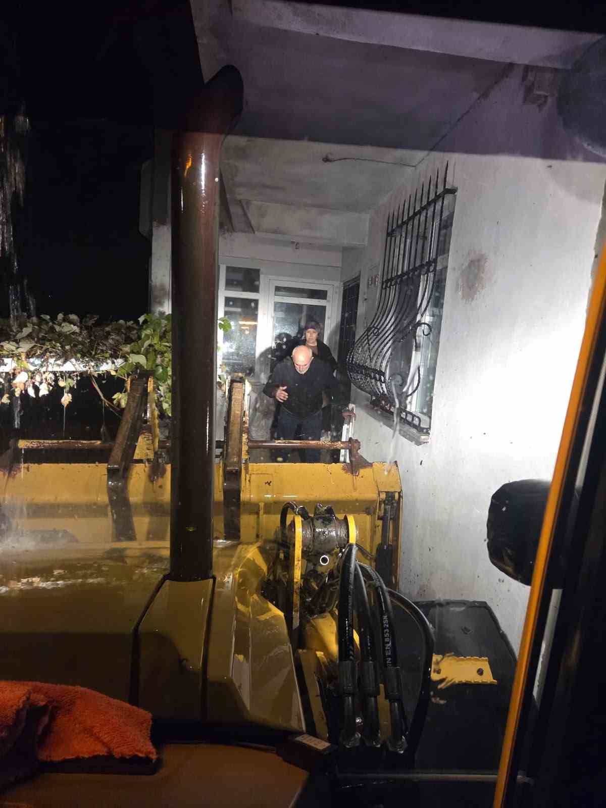 Sel suları evi kuşattı: Yaşlı çift kepçeyle kurtarıldı
