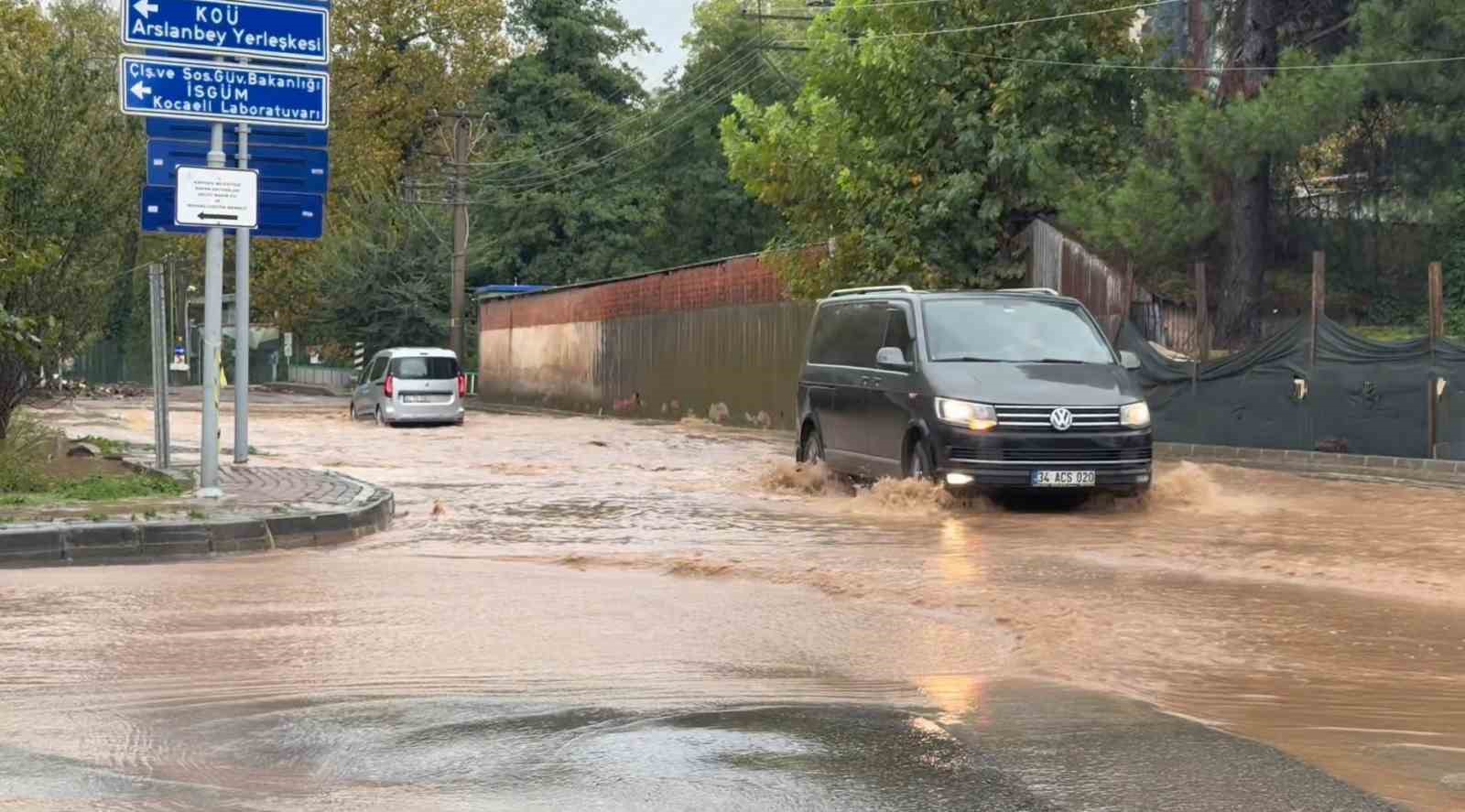 Kocaeli’de sağanak yağış hayatı felç etti: Ev, depo ve seraları su bastı