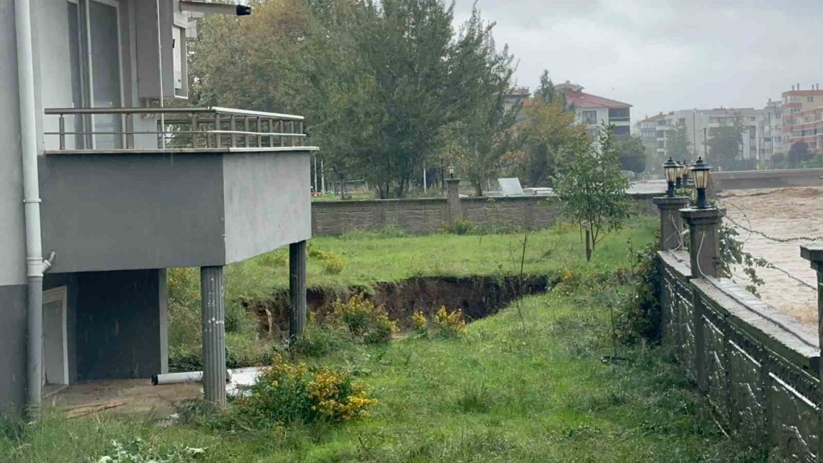 Yalova’da 5 katlı binanın bahçesinde toprak çöktü: Bina tahliye edildi
