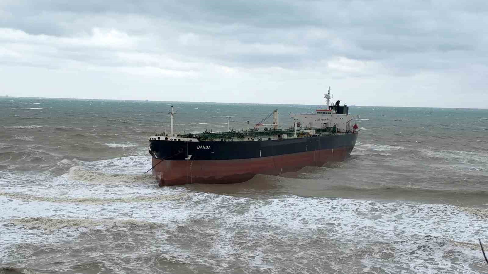 İstanbul’da  BANDA isimli petrol tankeri kıyıya vurdu: Nene Hatun kurtarma gemisi bölgede
