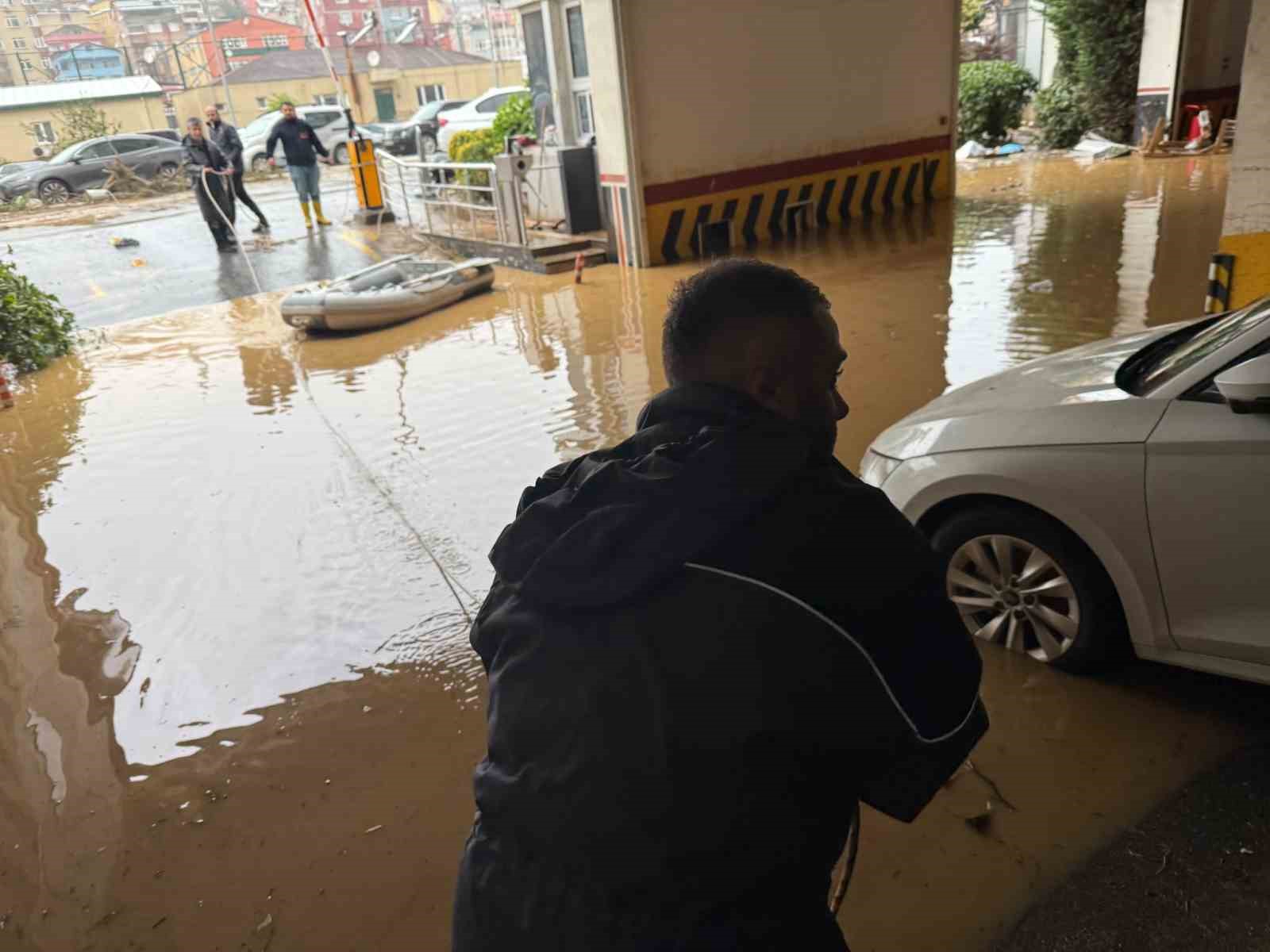Ayazağa’da otoparkta mahsur kalan vatandaşlar şişme botlarla dışarıya çıkmaya çalıştı