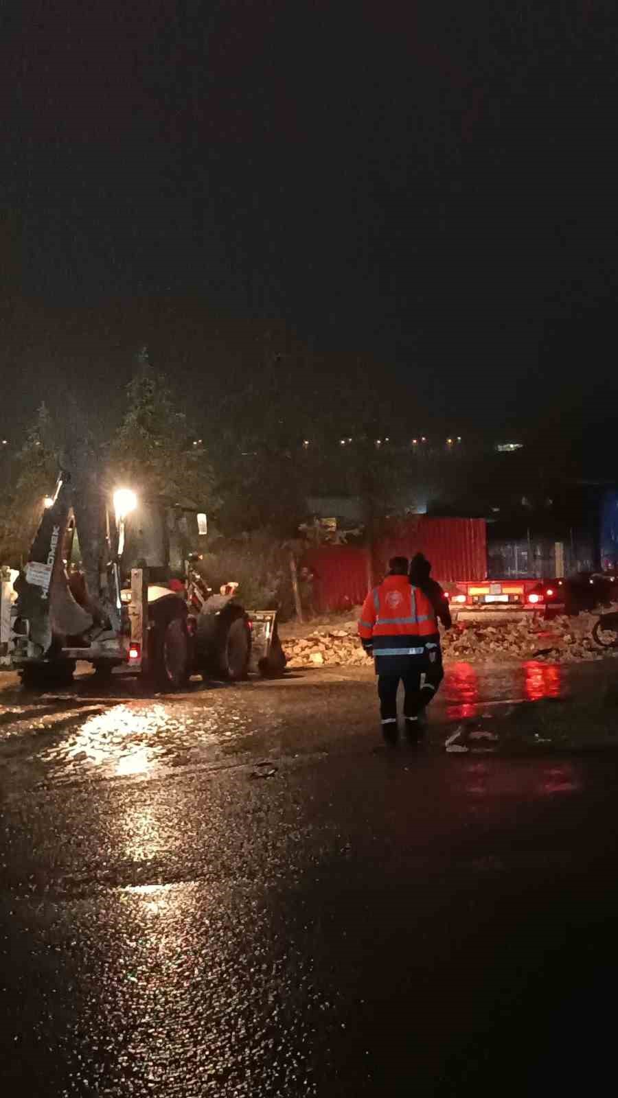 Dilovası’nda sağanak mesaisi
