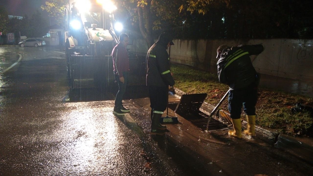 Çayırova’da sağanağa karşı ekipler gece boyunca çalıştı
