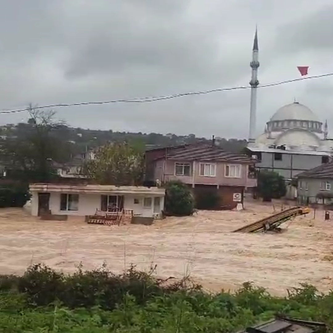 Karasu’da sokaklar göle döndü, evlerin giriş katlarını su bastı
