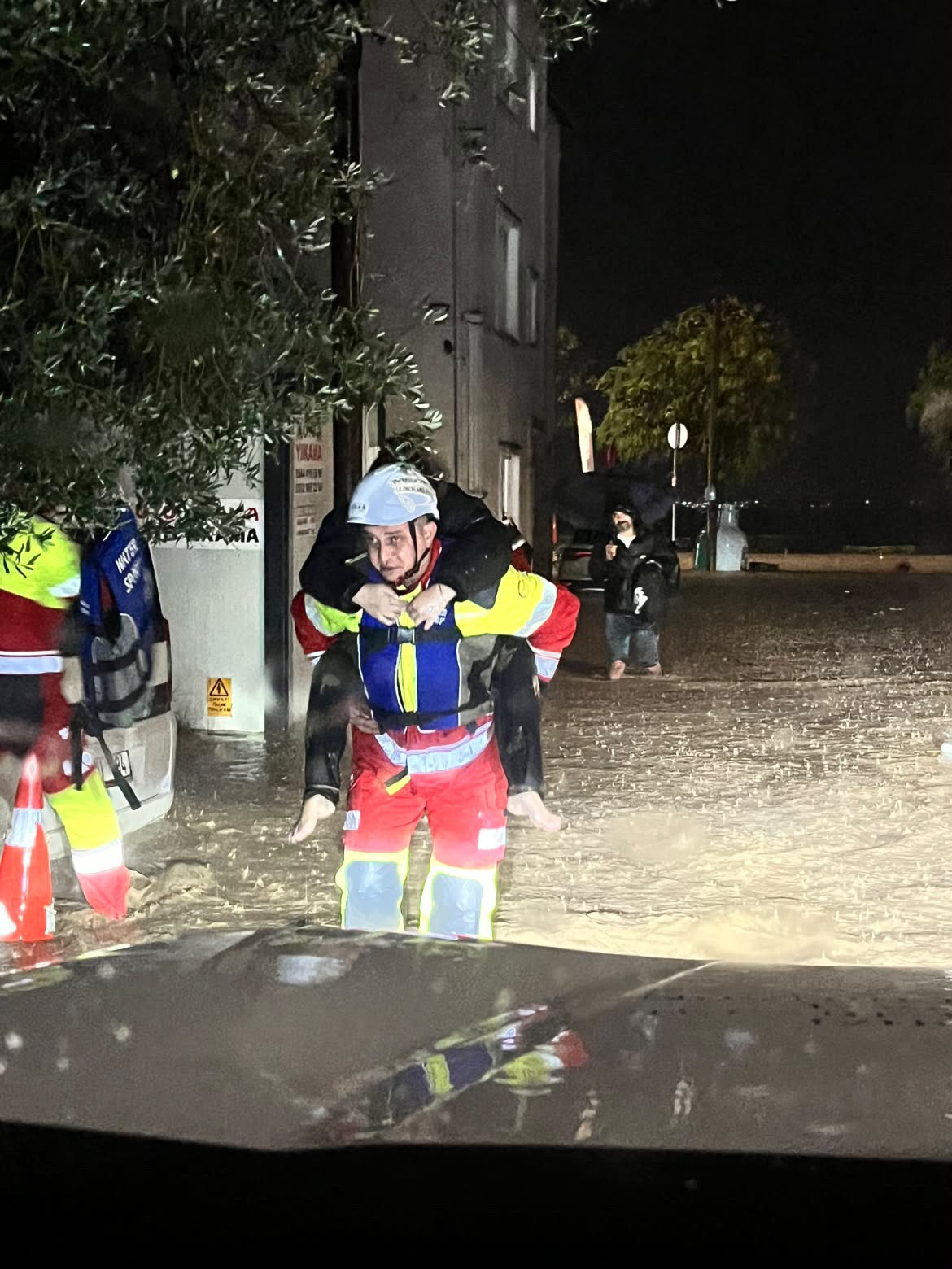 Kocaeli’de kimi botla, kimi sırtlarda kurtarıldı