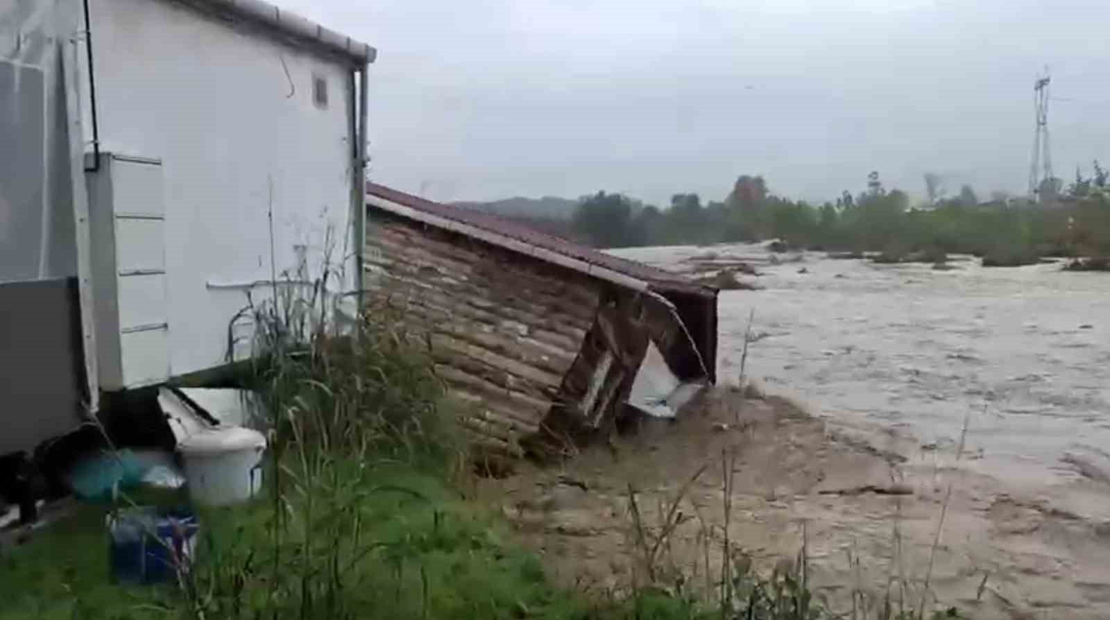 Sakarya’da sel sularına kapılan evler böyle sürüklendi: Evdekiler son anda kurtuldu