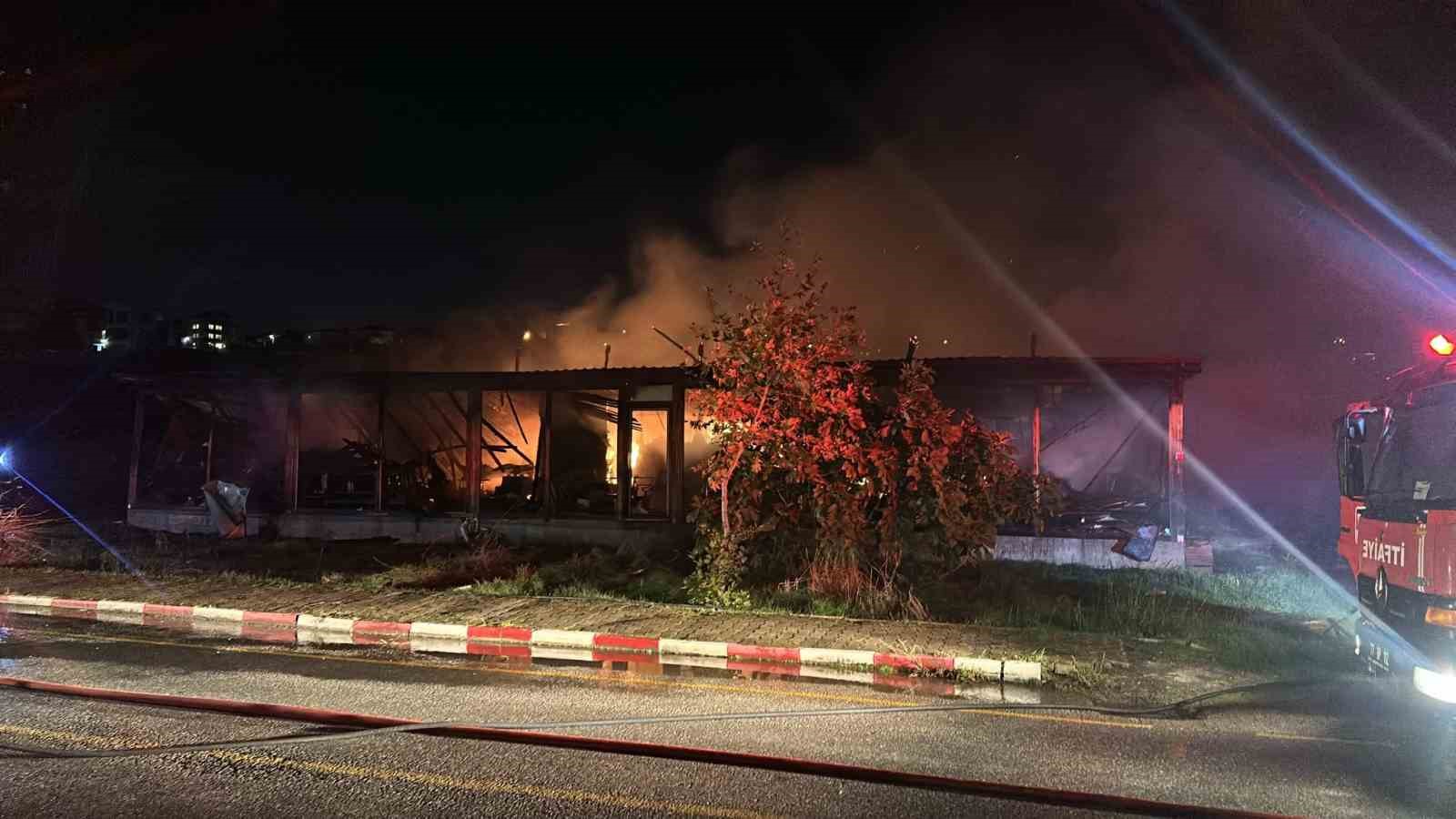 Yalova’da mobilya imalathanesinde yangın
