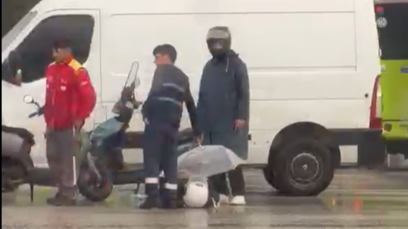 Kendi ıslandı yaralıyı ıslatmadı