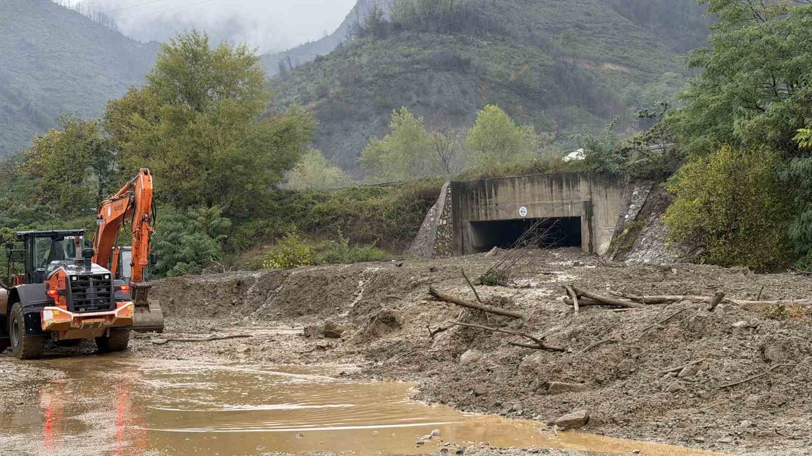Toprak kayması nedeniyle iki mahalleye giriş kapandı