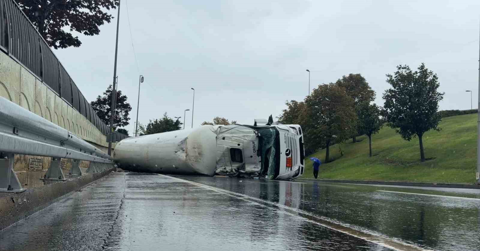 Bakırköy’de LNG yüklü tanker yan yattı, yol trafiğe kapatıldı
