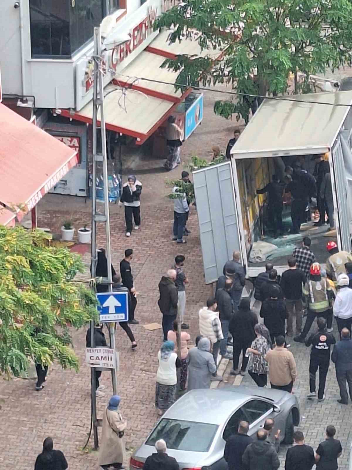 Esenyurt’ta iki işçinin üzerine cam devrildi: 1’i ağır 2 yaralı
